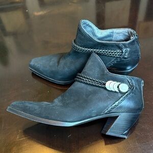 🫐 Via Spiga Black Ankle Boots with Braided Detail
